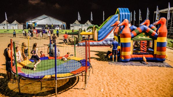 Diversão não falta na Arena Verão Vitória 2020. Todos os dias os pequenos podem se esbaldar em cama elástica e pula-pula