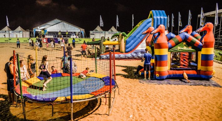Diversão não falta na Arena Verão Vitória 2020. Todos os dias os pequenos podem se esbaldar em cama elástica e pula-pula
