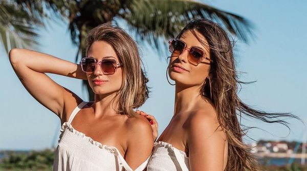 Ana Luiza Azevedo e Isabella Novaes: exibindo a nova coleção de eyewear, na Praia da Guarderia, em Vitória. . Crédito: Divulgação