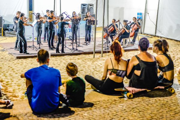 Apresentações musicais de todos os ritmos animam e encantam o público na orla. Crédito: Leonardo Silveira/PMV/Divulgação
