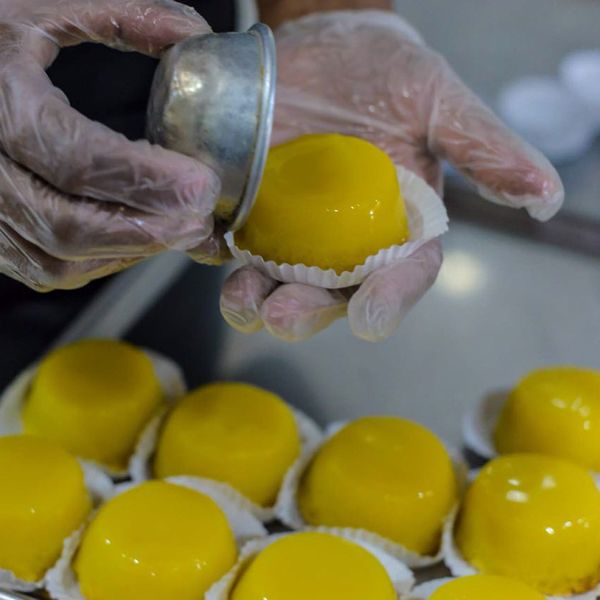 cada quindim é desenformado com cuidado para manter o padrão de qualidade por Arquivo pessoal
