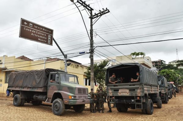 Chegada do Exército no Centro da Cidade de Iconha. por Fernando Madeira
