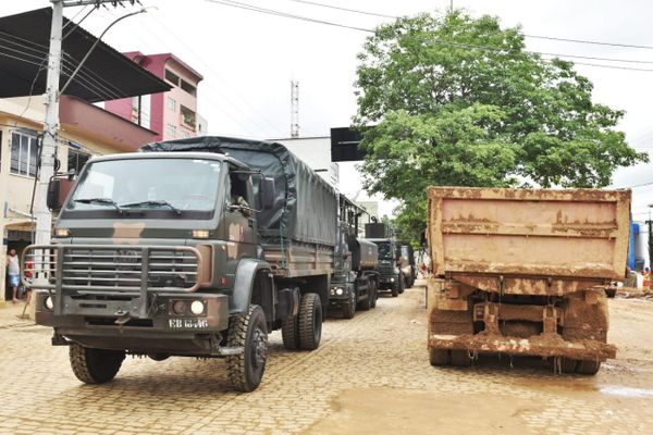 Chegada do Exército no Centro da Cidade de Iconha. por Fernando Madeira