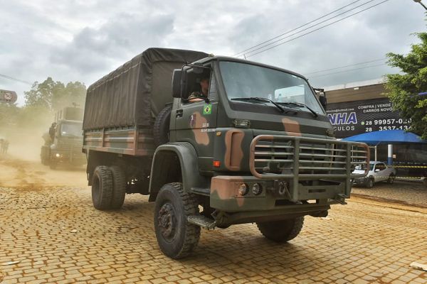 Chegada do Exército no Centro da Cidade de Iconha. por Fernando Madeira