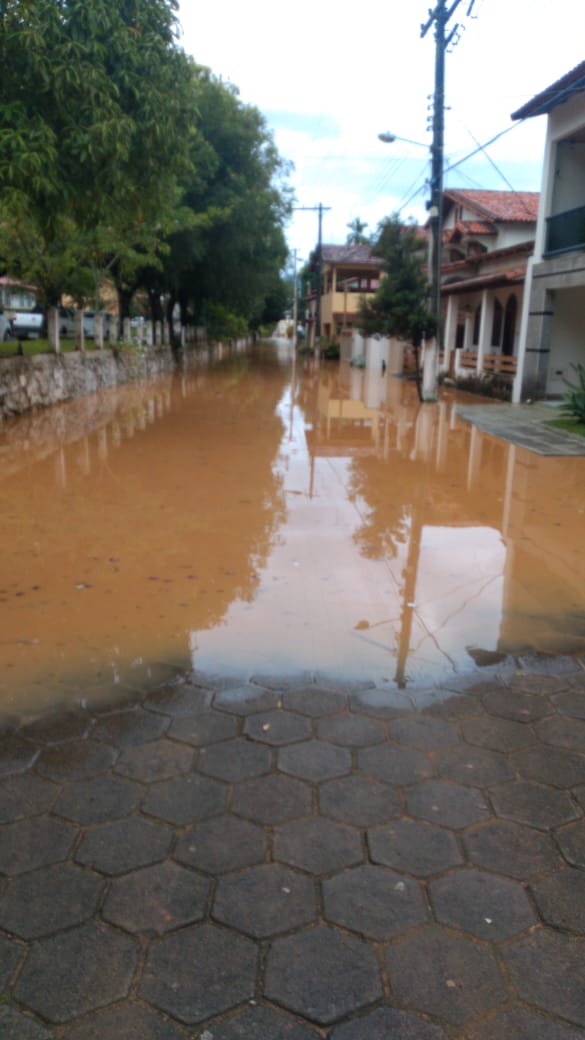 Chuva forte deixa ruas alagadas em João Neiva, no Norte do Espírito Santo por Internauta
