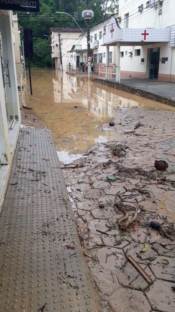 Chuva forte deixa ruas alagadas em João Neiva, no Norte do Espírito Santo por Internauta