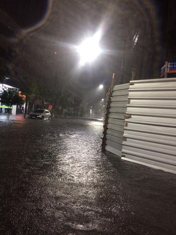 Chuva forte próximo ao Carone de Jardim Camburi na noite desta quarta-feira (22), em Vitória.  por Internauta