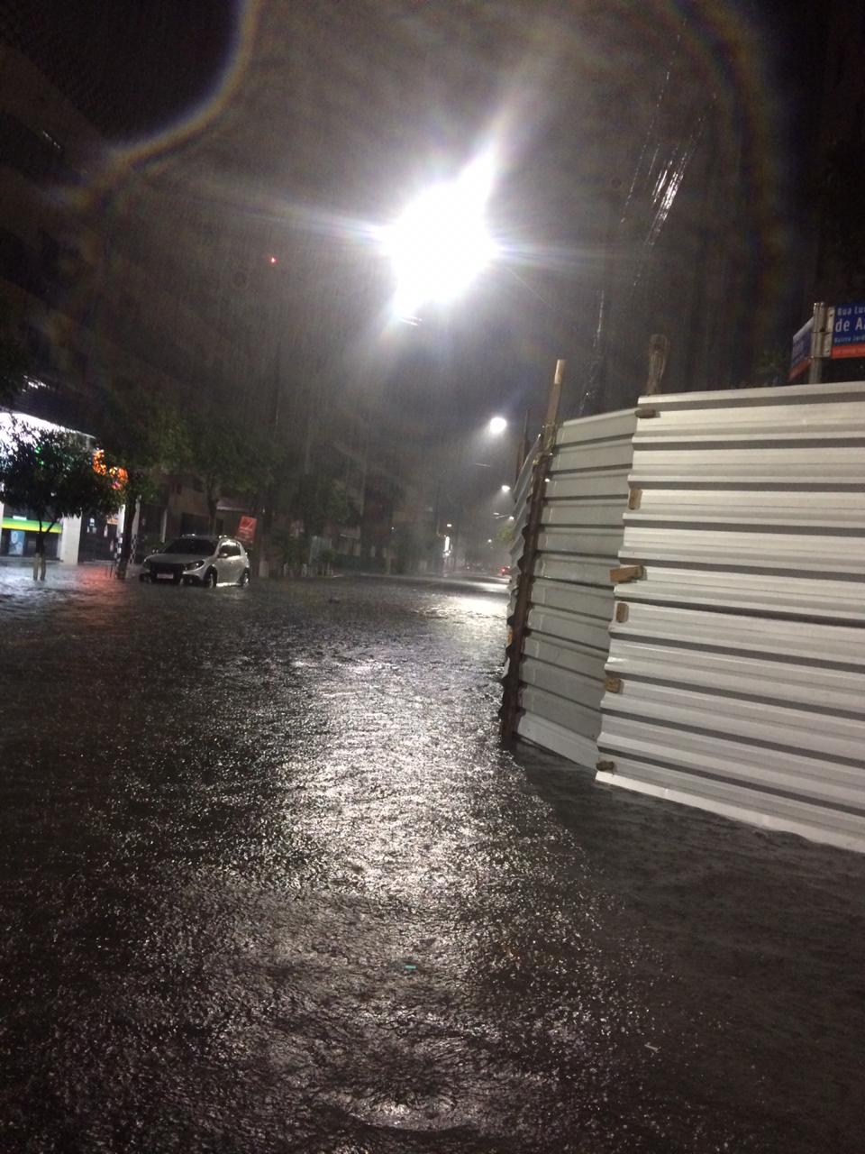 Chuva forte próximo ao Carone de Jardim Camburi na noite desta quarta-feira (22), em Vitória. 