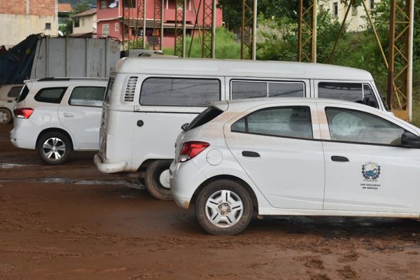 Escolas e veículos que transportam estudantes ficaram destruídos em Vargem Alta por Fernando Madeira