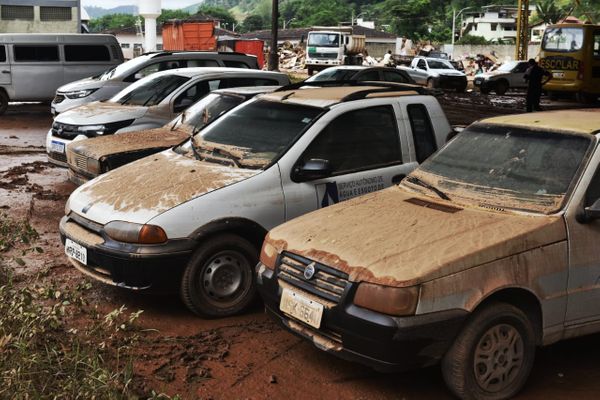 Escolas e veículos que transportam estudantes ficaram destruídos em Vargem Alta por Fernando Madeira