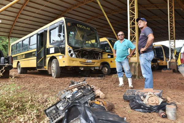 Escolas e veículos que transportam estudantes ficaram destruídos em Vargem Alta por Fernando Madeira