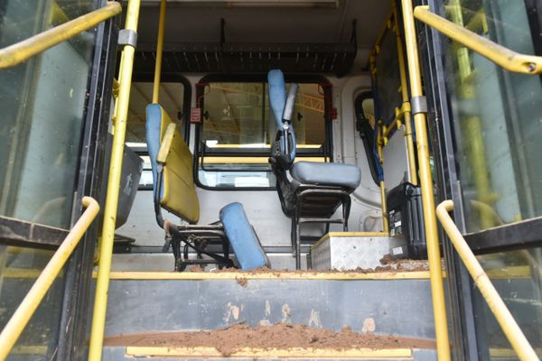 Escolas e veículos que transportam estudantes ficaram destruídos em Vargem Alta por Fernando Madeira