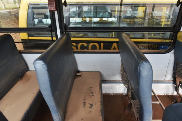 Escolas e veículos que transportam estudantes ficaram destruídos em Vargem Alta por Fernando Madeira