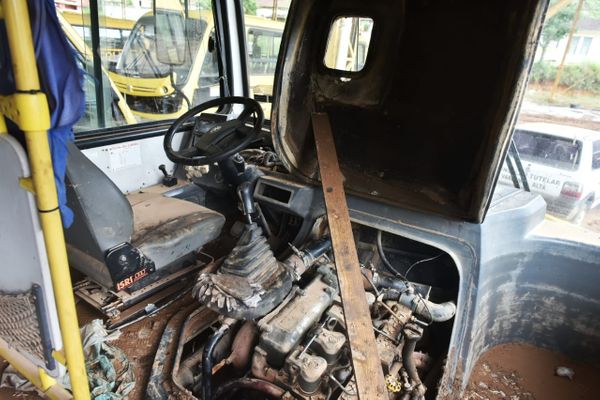 Escolas e veículos que transportam estudantes ficaram destruídos em Vargem Alta por Fernando Madeira
