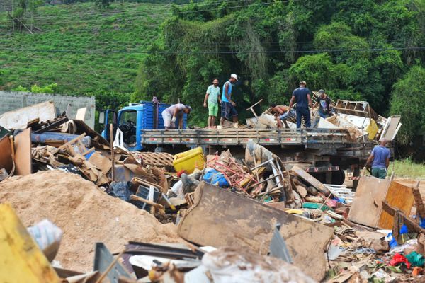 Escolas e veículos que transportam estudantes ficaram destruídos em Vargem Alta por Fernando Madeira