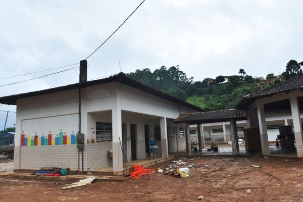 Escolas e veículos que transportam estudantes ficaram destruídos em Vargem Alta por Fernando Madeira