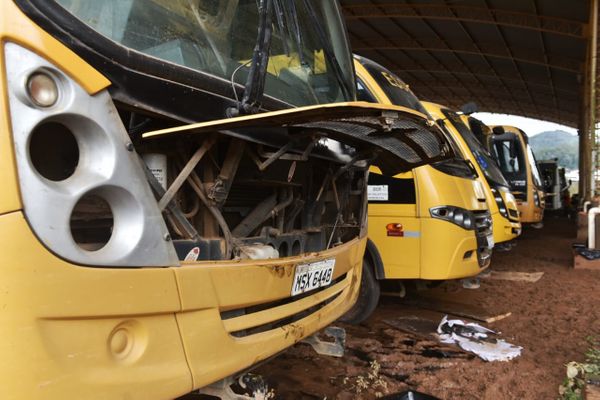 Escolas e veículos que transportam estudantes ficaram destruídos em Vargem Alta por Fernando Madeira