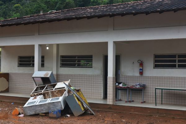 Escolas e veículos que transportam estudantes ficaram destruídos em Vargem Alta por Fernando Madeira