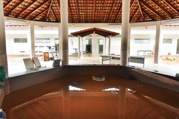 Escolas e veículos que transportam estudantes ficaram destruídos em Vargem Alta por Fernando Madeira