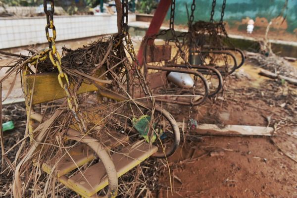 Escolas e veículos que transportam estudantes ficaram destruídos em Vargem Alta por Fernando Madeira