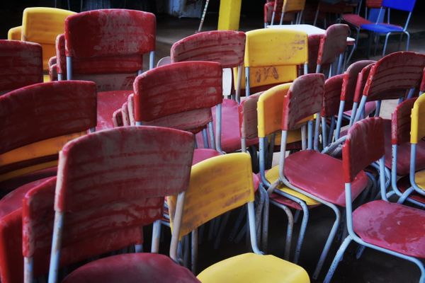 Escolas e veículos que transportam estudantes ficaram destruídos em Vargem Alta por Fernando Madeira