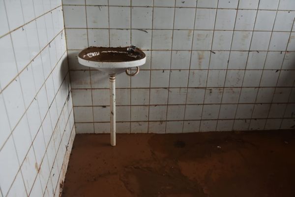 Escolas e veículos que transportam estudantes ficaram destruídos em Vargem Alta por Fernando Madeira