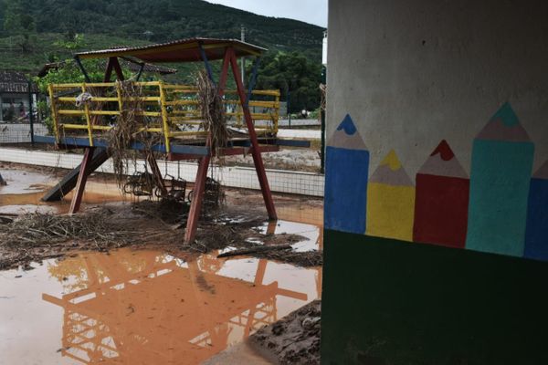 Escolas e veículos que transportam estudantes ficaram destruídos em Vargem Alta por Fernando Madeira