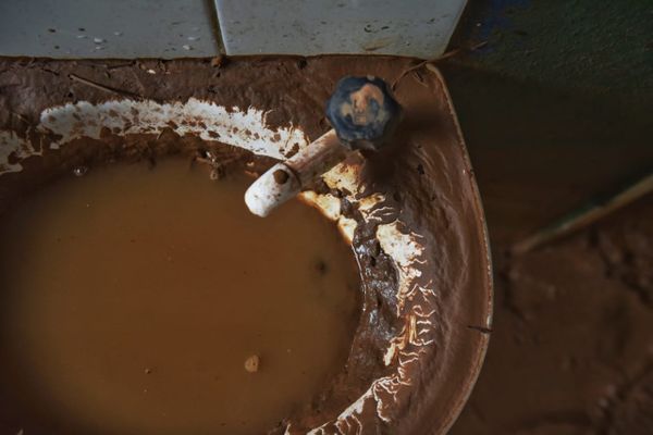 Escolas e veículos que transportam estudantes ficaram destruídos em Vargem Alta por Fernando Madeira