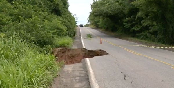 Estrada que liga a BR 101 ao litoral de Aracruz. Crédito: Reprodução/ TV Gazeta Norte