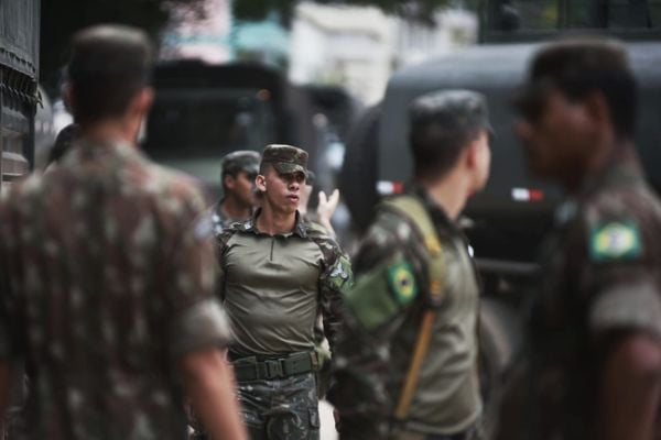 Exército chegando na Escola Estadual Cel Antônio Duarte, em Iconha por Fernando Madeira