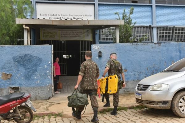 Exército chegando na Escola Estadual Cel Antônio Duarte, em Iconha por Fernando Madeira