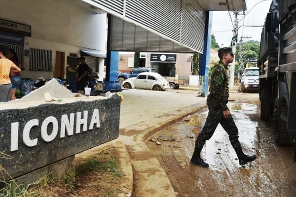 Exército chegando na Escola Estadual Cel Antônio Duarte, em Iconha por Fernando Madeira