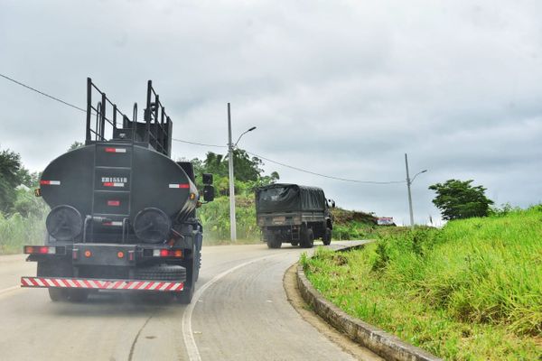 Exército chegando na Escola Estadual Cel Antônio Duarte, em Iconha por Fernando Madeira