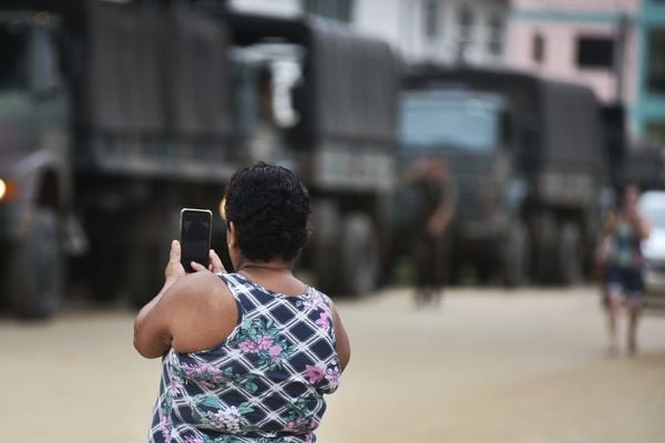 Exército chegando na Escola Estadual Cel Antônio Duarte, em Iconha por Fernando Madeira