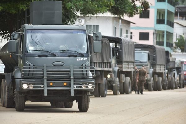 Exército chegando na Escola Estadual Cel Antônio Duarte, em Iconha por Fernando Madeira