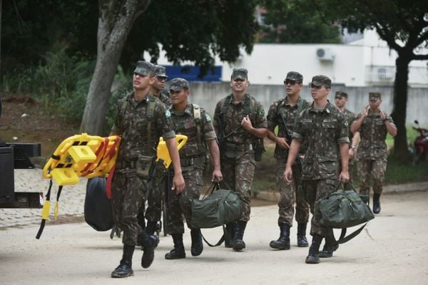 Exército chegando na Escola Estadual Cel Antônio Duarte, em Iconha por Fernando Madeira