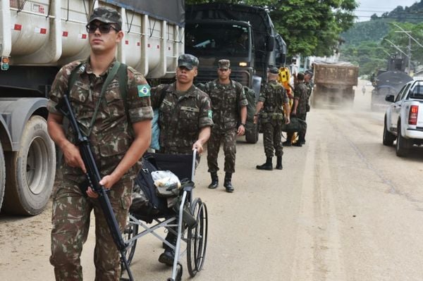Exército chegando na Escola Estadual Cel Antônio Duarte, em Iconha por Fernando Madeira