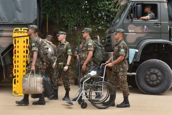 Exército chegando na Escola Estadual Cel Antônio Duarte, em Iconha por Fernando Madeira