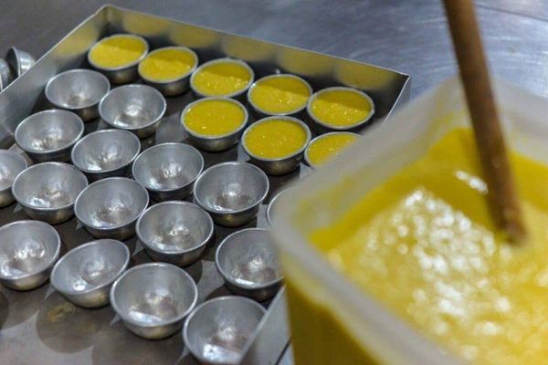 O preparo do quindim é minucioso e repete a receita criada há setenta anos por Arquivo pessoal