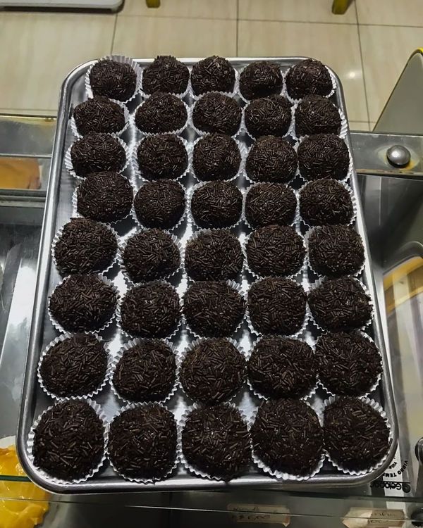 Os brigadeiros também tem ótima saída no comércio da família Garcia por Arquivo pessoal