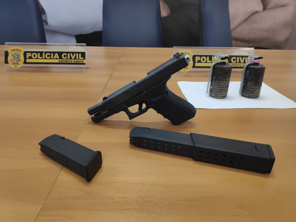 Polícia apreende fuzil, pistola, munição e drogas em Cariacica por Isaac Ribeiro