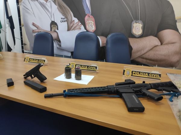 Polícia apreende fuzil, pistola, munição e drogas em Cariacica por Isaac Ribeiro