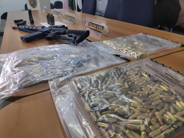 Polícia apreende fuzil, pistola, munição e drogas em Cariacica por Isaac Ribeiro