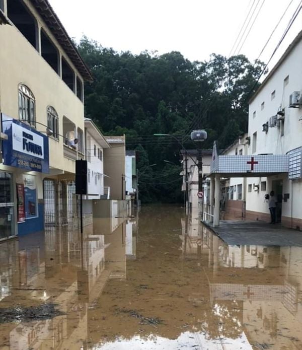 Rua alagada onde fica o hospital público de João Neiva, a cidade que, proporcionalmente, tem a população mais sujeita a desastres naturais. Crédito: Foto do leitor