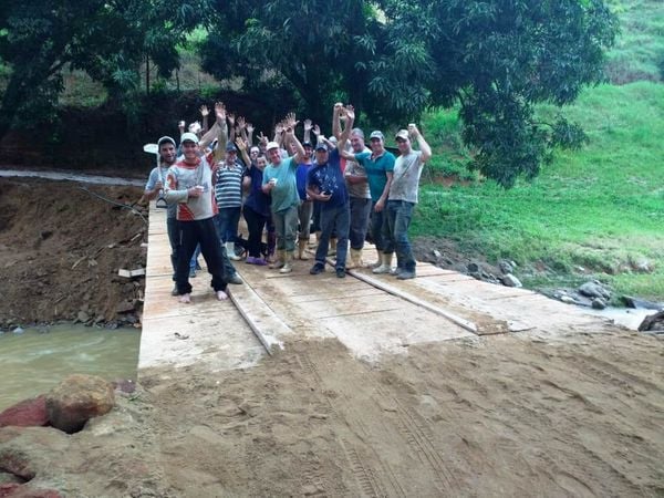 Trabalhadores reconstroem ponte que caiu por causa das chuvas em Alfredo Chaves. Crédito: Raquel Carvalho/VC no ES1