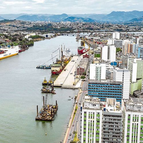 Há muitas vantagens neste tipo de transporte, como a rapidez, a competitividade, o baixo custo, a baixa emissão de poluentes e a menor ocorrência de acidentes
