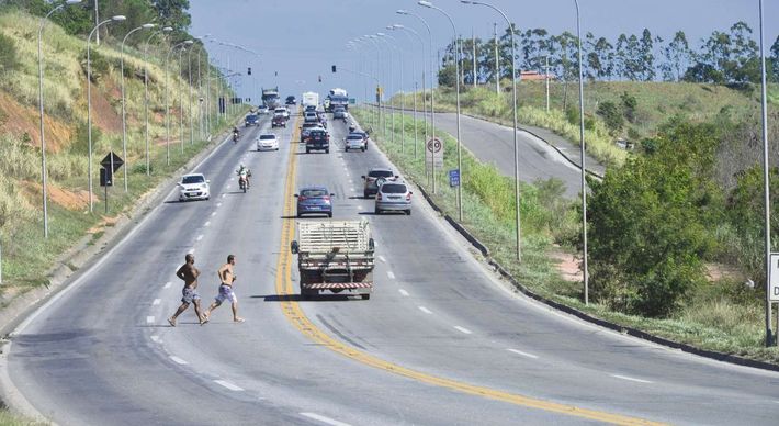 O acidente ocorreu por volta de 14h20 e a pista foi liberada às 16h; não há registro de vítimas, mas trânsito continua complicado no local