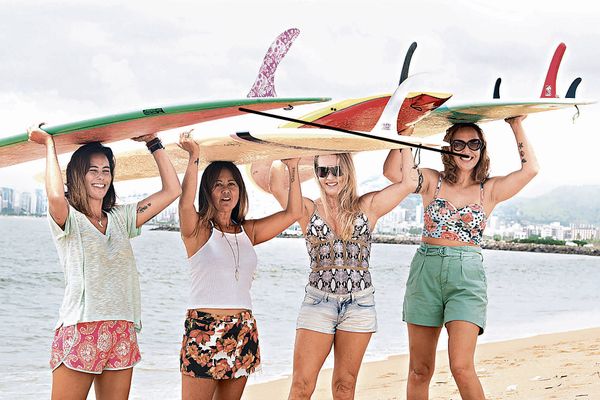 À partir da esquerda: as irmãs Raquel e Suzana Hamasaki, Rosane Biazussi e Janda Tamara de Sousa: muita parceria e amizade no grupo das surfistas Long Sisters  por Ricardo Medeiros