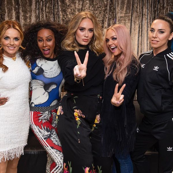 Adele, ao centro, com as cantoras do grupo Spice Girls: britânica está mais magra. Crédito: Reprodução/Twitter