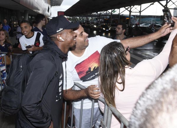 Atacante Ribamar atende aos fãs na chegada do Vasco da Gama à Vitória por Carlos Alberto Silva